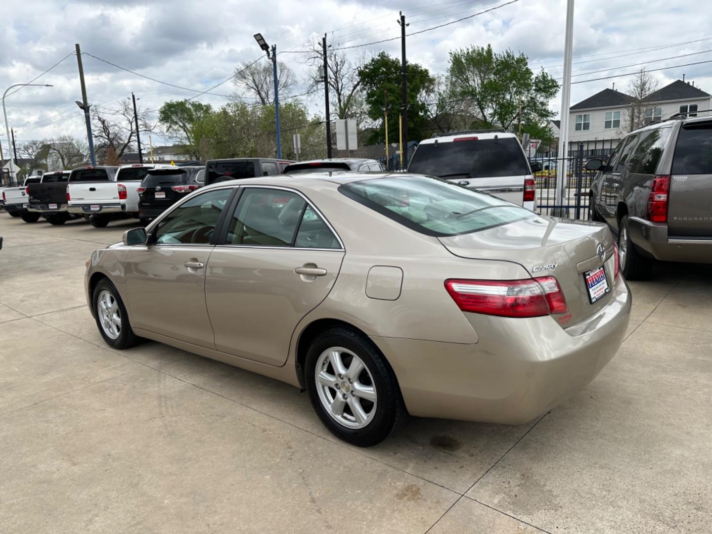 2007 Beige /Beige Toyota Camry LE (4T1BE46K47U) with an 2.4 engine, Automatic transmission, located at 1501 West 15th St., Houston, 77008, (713) 869-2925, 29.797941, -95.411789 - Photo#3